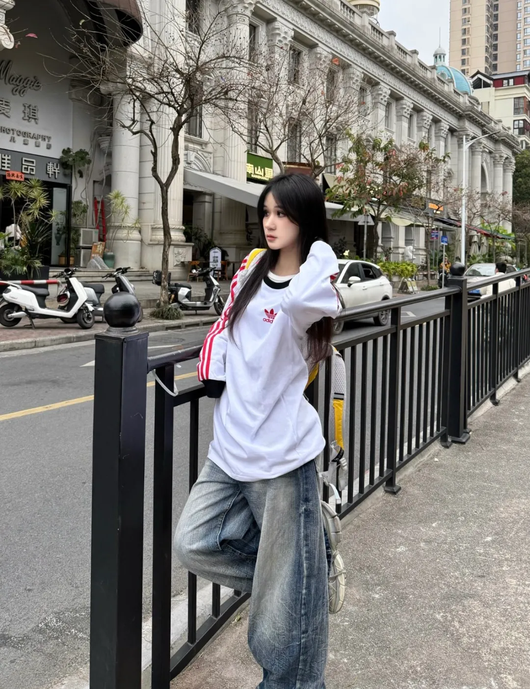 Watermark-free upper body rendering 𝟬𝟱𝟰𝟰𝟲# Exclusive real shot/difference between various stolen pictures and online version on the market [𝗮𝗱𝗶𝗱𝗮𝘀 Adidas clover long-sleeved T-shirt, made of soft cotton fabric, skin-friendly, Breathable, super comfortable to wear. ✅Full set of 1:1 customized accessories ➕Customized three-label ➕𝗬𝘂𝗮𝗻 version of the hang tag ➕𝗹𝗼𝗴𝗼 packaging bag🔥 ➕Scan the tag to enter the official website. ✅Top version, ins Xiaohongshu Kuaishou Got something = lots of bloggers are wearing it. ✅Adidas’ absolute Hot Sale star Same Style Details are online, feel free to compare! The iconic clover logo embellishes the chest, highlighting the brand's charm. Fixed color and classic three-bar stripes, classic will never go out of style! Versatile is not picky, the original model is perfect for the upper body, so buy it with your eyes closed! ✅The striped elements on both sides of the sleeves add a sporty and fashionable feel, making it easily adaptable to various sports or daily leisure scenes. Whether you are running for fitness or hanging out on the street, it can keep you full of energy without losing the sense of fashion. ✅Complete sizes to meet the needs of different body shapes! Color; white with red Size S-3XL